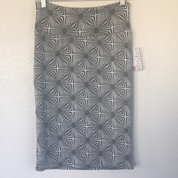 NWT Lularoe S silver Cassie. - Picture 4 of 7